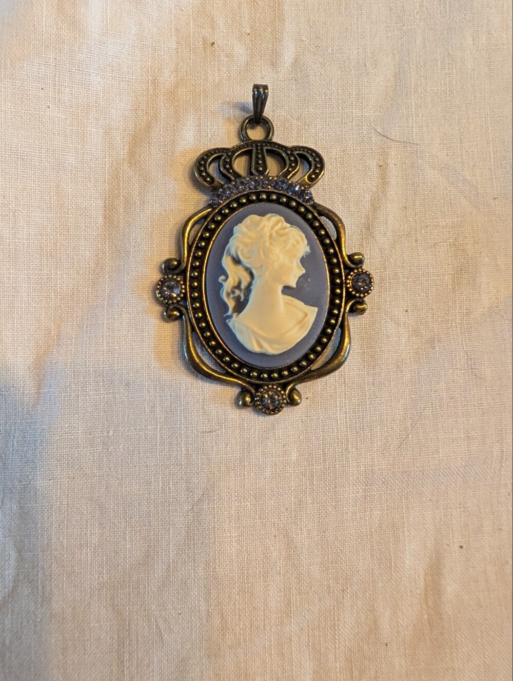 2/80$ Vintage purple and Cream Cameo Necklace Pendant
